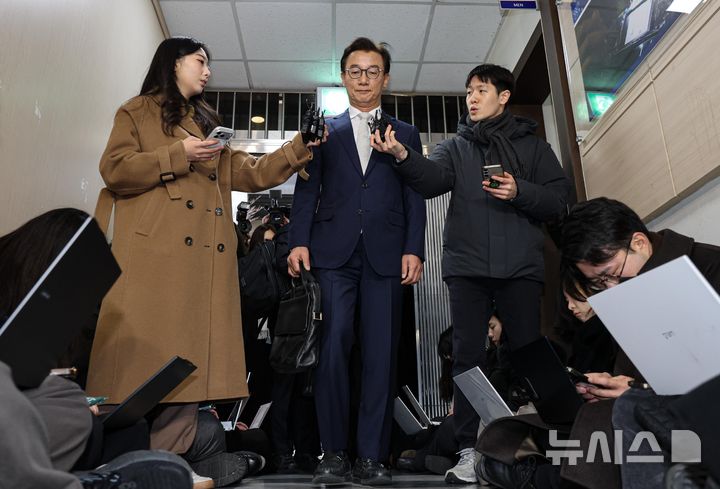 [서울=뉴시스] 조성우 기자 = 통일교 금품 수수 의혹을 받는 전재수 전 해양수산부 장관이 19일 오전 서울 서대문구 경찰청 국가수사본부에서 피의자 조사를 받기 위해 출석하고 있다. (공동취재) 2025.12.19. photo@newsis.com