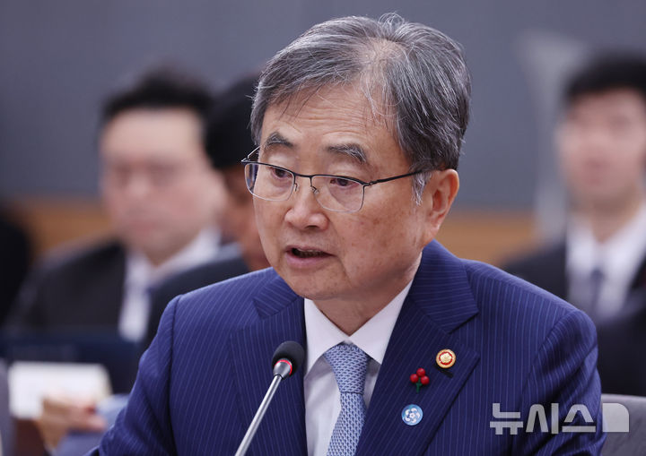 [서울=뉴시스] 고범준 기자 = 조현 외교부 장관이 19일 서울 종로구 정부서울청사 별관에서 열린 외교부(재외동포청)·통일부 업무보고에서 발언하고 있다. (대통령실통신사진기자단) 2025.12.19. bjko@newsis.com