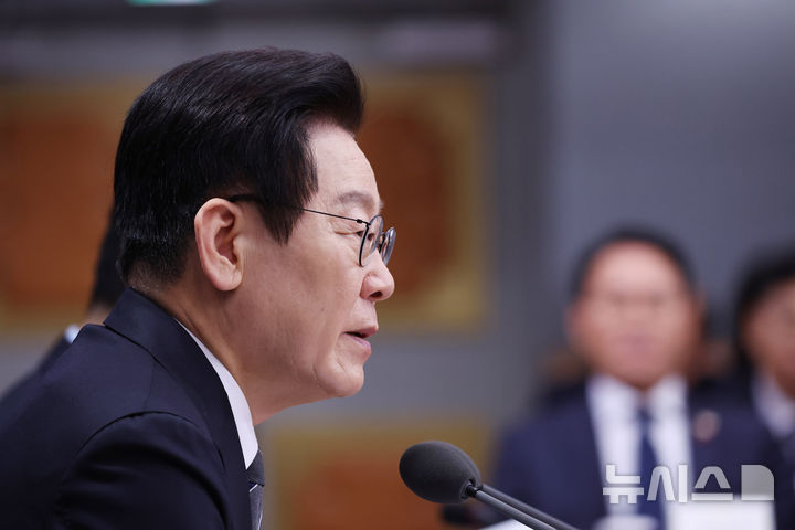 [서울=뉴시스] 고범준 기자 = 이재명 대통령이 19일 서울 종로구 정부서울청사 별관에서 열린 외교부(재외동포청)·통일부 업무보고에서 발언하고 있다. (대통령실통신사진기자단) 2025.12.19. bjko@newsis.com