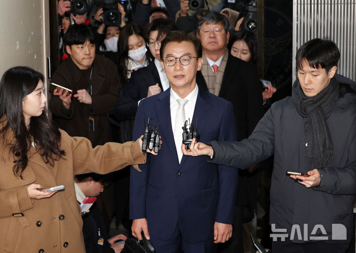 [서울=뉴시스] 조성우 기자 = 통일교 금품 수수 의혹을 받는 전재수 전 해양수산부 장관이 19일 오전 서울 서대문구 경찰청 국가수사본부에서 피의자 조사를 받기 위해 출석하며 발언하고 있다. 2025.12.19. xconfind@newsis.com