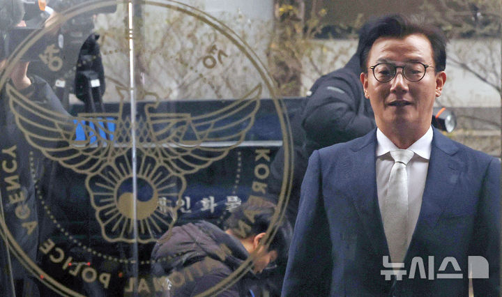 [서울=뉴시스] 조성우 기자 = 통일교 금품 수수 의혹을 받는 전재수 전 해양수산부 장관이 19일 오전 서울 서대문구 경찰청 국가수사본부에서 피의자 조사를 받기 위해 출석하고 있다. 2025.12.19. xconfind@newsis.com