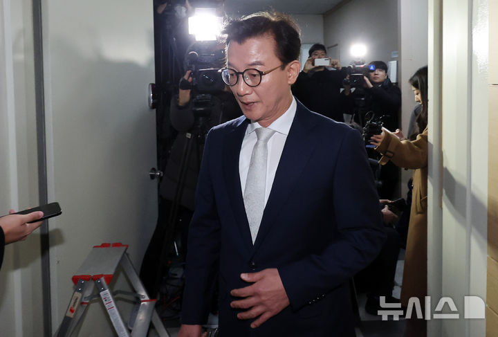 [서울=뉴시스] 조성우 기자 = 통일교 금품 수수 의혹을 받는 전재수 전 해양수산부 장관이 19일 오전 서울 서대문구 경찰청 국가수사본부에서 피의자 조사를 받기 위해 출석하고 있다. 2025.12.19. xconfind@newsis.com