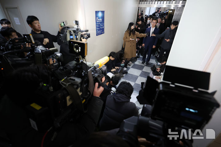 [서울=뉴시스] 조성우 기자 = 통일교 금품 수수 의혹을 받는 전재수 전 해양수산부 장관이 19일 오전 서울 서대문구 경찰청 국가수사본부에서 피의자 조사를 받기 위해 출석하며 발언하고 있다. 2025.12.19. xconfind@newsis.com