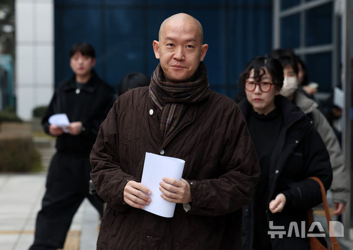 [서울=뉴시스] 이영환 기자 = 의료법 위반 혐의를 받고 있는 김도윤 타투유니온지회 지회장이 19일 오전 서울 도봉구 서울북부지방법원에서 열린 항소심 선고 공판을 마친 후 법원을 나서고 있다. 2025.12.19. 20hwan@newsis.com