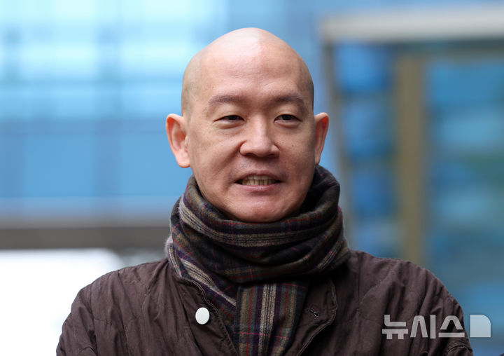 [서울=뉴시스] 이영환 기자 = 의료법 위반 혐의를 받고 있는 김도윤 타투유니온지회 지회장이 19일 오전 서울 도봉구 서울북부지방법원에서 열린 항소심 선고 공판을 마친 후 기자회견을 하고 있다. 2025.12.19. 20hwan@newsis.com