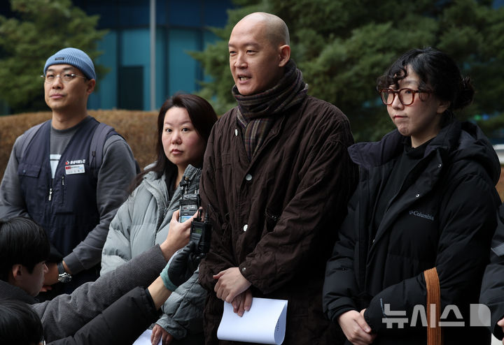 [서울=뉴시스] 이영환 기자 = 의료법 위반 혐의를 받고 있는 김도윤 타투유니온지회 지회장이 19일 오전 서울 도봉구 서울북부지방법원에서 열린 항소심 선고 공판을 마친 후 기자회견을 하고 있다. 2025.12.19. 20hwan@newsis.com