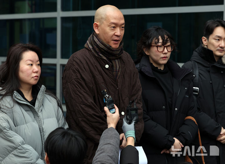 [서울=뉴시스] 이영환 기자 = 의료법 위반 혐의를 받고 있는 김도윤 타투유니온지회 지회장이 19일 오전 서울 도봉구 서울북부지방법원에서 열린 항소심 선고 공판을 마친 후 기자회견을 하고 있다. 2025.12.19. 20hwan@newsis.com