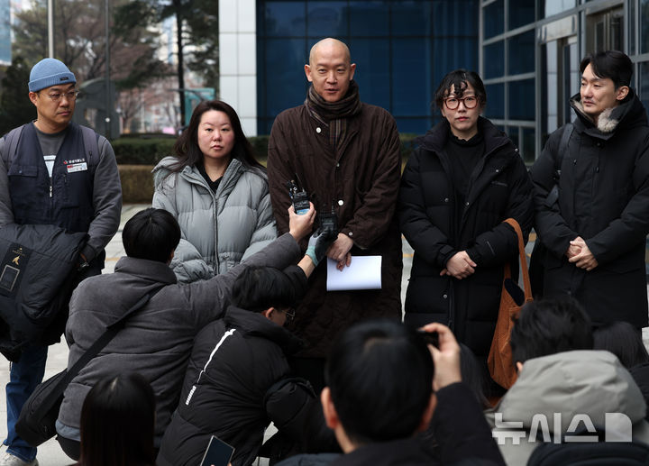 [서울=뉴시스] 이영환 기자 = 의료법 위반 혐의를 받고 있는 김도윤 타투유니온지회 지회장이 19일 오전 서울 도봉구 서울북부지방법원에서 열린 항소심 선고 공판을 마친 후 기자회견을 하고 있다. 2025.12.19. 20hwan@newsis.com