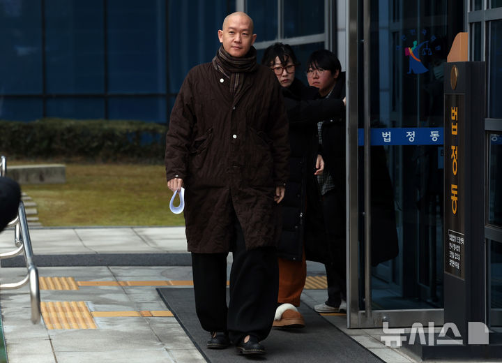 [서울=뉴시스] 이영환 기자 = 의료법 위반 혐의를 받고 있는 김도윤 타투유니온지회 지회장이 19일 오전 서울 도봉구 서울북부지방법원에서 열린 항소심 선고 공판을 마친 후 법원을 나서고 있다. 2025.12.19. 20hwan@newsis.com
