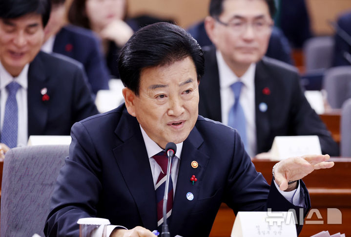 [서울=뉴시스] 고범준 기자 = 정동영 통일부 장관이 19일 서울 종로구 정부서울청사 별관에서 열린 외교부(재외동포청)·통일부 업무보고에서 발언하고 있다. (대통령실통신사진기자단) 2025.12.19. bjko@newsis.com