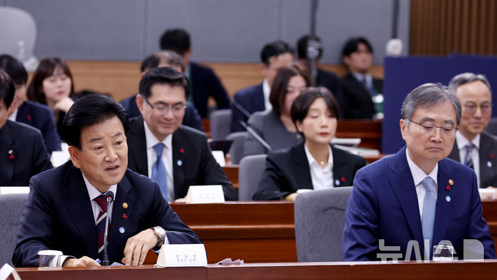 [서울=뉴시스] 고범준 기자 = 정동영 통일부 장관이 19일 서울 종로구 정부서울청사 별관에서 열린 외교부(재외동포청)·통일부 업무보고에서 발언하고 있다. 오른쪽은 조현 외교부 장관. (대통령실통신사진기자단) 2025.12.19. bjko@newsis.com