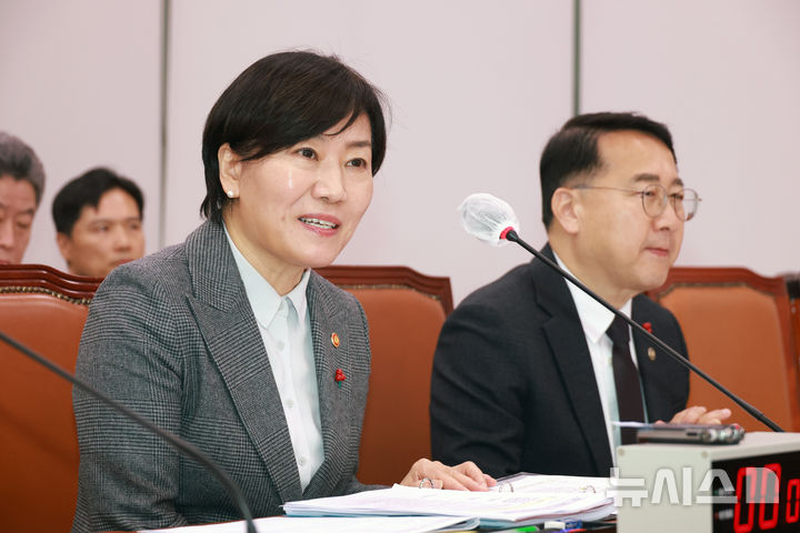 [서울=뉴시스] 고승민 기자 = 송미령 농림축산식품부 장관이 19일 서울 여의도 국회에서 열린 농림축산식품해양수산위원회 전체회의에서 의원 질의에 답하고 있다. 2025.12.19. kkssmm99@newsis.com