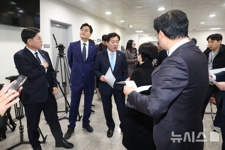 [서울=뉴시스] 조성봉 기자 = 황명선 더불어민주당 대전충남특별시 추진단 상임위원장이 19일 오전 서울 여의도 국회 소통관 입구에서 대전충남특별시 추진 관련 기자회견을 하기 전 참석자들과 대화를 하고 있다. 2025.12.19. suncho21@newsis.com