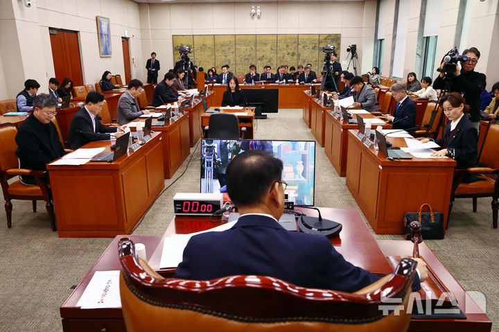 [서울=뉴시스] 김명년 기자 = 김교흥 국회 문화체육관광위원장이 19일 오전 서울 여의도 국회에서 열린 문체위 전체회의에서 의사봉을 두드리고 있다. 2025.12.19. kmn@newsis.com