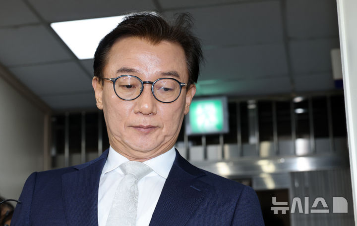 [서울=뉴시스] 조성우 기자 = 통일교 금품 수수 의혹을 받는 전재수 전 해양수산부 장관이 19일 오전 서울 서대문구 경찰청 국가수사본부에서 피의자 조사를 받기 위해 출석하고 있다. (공동취재) 2025.12.19. photo@newsis.com