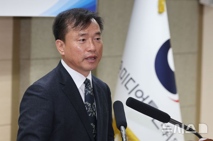 [과천=뉴시스] 권창회 기자 = 김종철 신임 방송미디어통신위원장이 19일 오전 경기 과천시 정부과천청사 방미통위에서 열린 취임식에서 취임사를 하고 있다. 2025.12.19. kch0523@newsis.com