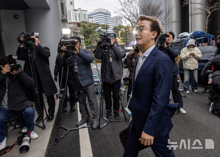 [서울=뉴시스] 조성우 기자 = 통일교 금품 수수 의혹을 받는 전재수 전 해양수산부 장관이 19일 오전 서울 서대문구 경찰청 국가수사본부에서 피의자 조사를 받기 위해 출석하고 있다. (공동취재) 2025.12.19. photo@newsis.com