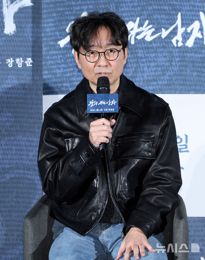 [서울=뉴시스] 김혜진 기자 = 장항준 감독이 19일 오전 서울 용산구 CGV 용산아이파크몰에서 열린 영화 '왕과 사는 남자'(감독 장항준) 제작보고회에서 인사말을 하고 있다. 2025.12.19. jini@newsis.com