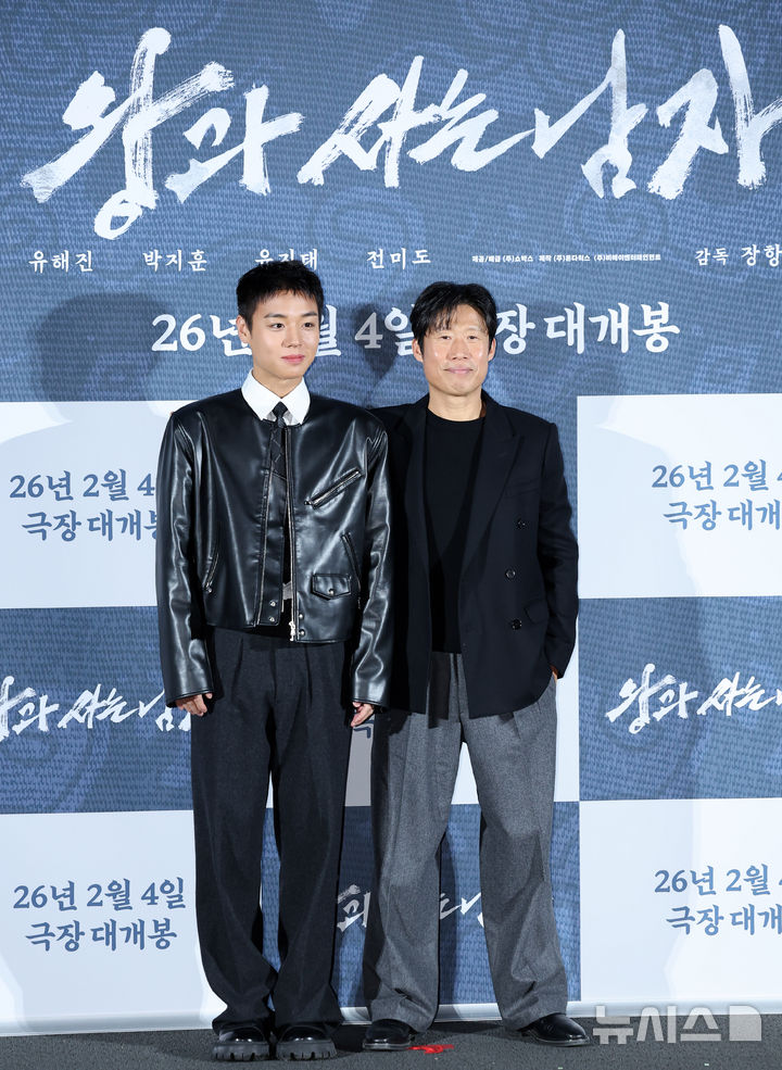 [서울=뉴시스] 김혜진 기자 = 배우 박지훈(왼쪽), 유해진이 19일 오전 서울 용산구 CGV 용산아이파크몰에서 열린 영화 '왕과 사는 남자'(감독 장항준) 제작보고회에서 포즈를 취하고 있다. 2025.12.19. jini@newsis.com
