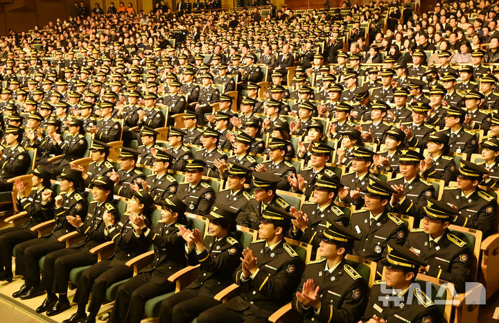 [수원=뉴시스] 김종택 기자 = 19일 경기 수원시 팔달구 경기아트센터에서 열린 제79기 경기도 신임 소방공무원 임용식에서 소방대원들이 박수를 치고 있다. 2025.12.19. jtk@newsis.com