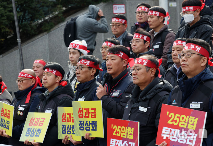 [서울=뉴시스] 조성우 기자 = 양경수(앞줄 오른쪽 세 번째) 민주노총 위원장이 19일 오후 서울 중구 서울역 광장에서 열린 철도노조 총파업 돌입 기자회견에서 구호를 외치고 있다. 철도노조는 정부의 '성과급 정상화' 합의 파기를 규탄하고, 정부의 입장 변화가 없을 경우 오는 23일 오전 9시부터 총파업에 돌입하겠다고 밝혔다. 2025.12.19. xconfind@newsis.com
