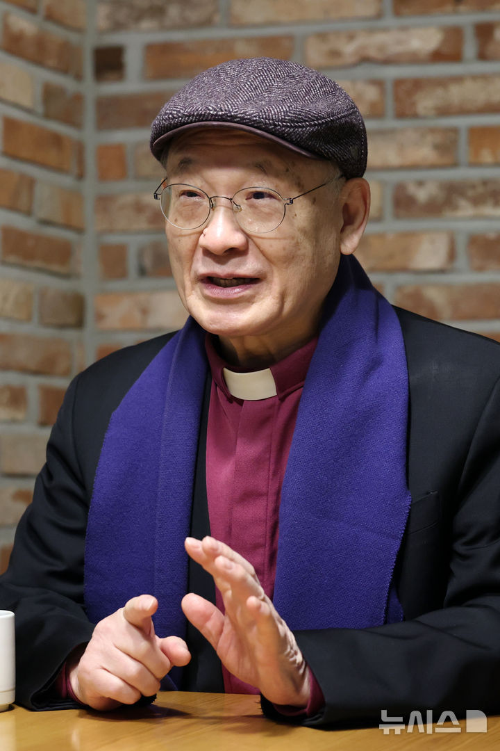 [서울=뉴시스] 박진희 기자 = 유엔 세계 명상의 날 한국위원회 공동위원장 윤종모 대한성공회 주교가 19일 서울 양천구 한 카페에서 인터뷰 하고 있다. 2025.12.20. pak7130@newsis.com