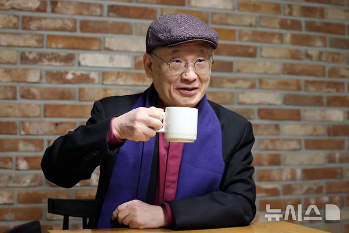 [서울=뉴시스] 박진희 기자 = 유엔 세계 명상의 날 한국위원회 공동위원장 윤종모 대한성공회 주교가 19일 서울 양천구 한 카페에서 인터뷰 하고 있다. 2025.12.20. pak7130@newsis.com