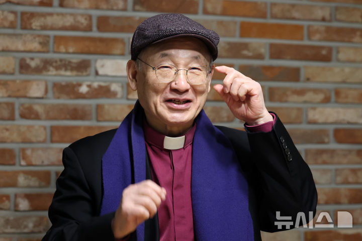 [서울=뉴시스] 박진희 기자 = 유엔 세계 명상의 날 한국위원회 공동위원장 윤종모 대한성공회 주교가 19일 서울 양천구 한 카페에서 인터뷰 하고 있다. 2025.12.20. pak7130@newsis.com