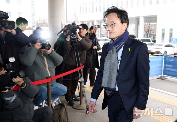 [서울=뉴시스] 황준선 기자 = 국회 패스트트랙(신속처리 안건) 충돌 사건으로 재판에 넘겨진 박주민 더불어민주당 의원이 19일 오후 서울 양천구 서울남부지방법원에서 열린 선고 기일에 출석하고 있다. 여야는 지난 2019년 4월 고위공직자범죄수사처 신설 법안과 연동형 비례대표제 도입 법안 등에 대한 패스트트랙(신속처리 안건) 지정 여부를 두고 물리적으로 충돌했고, 여야 의원들은 국회 의사 진행을 방해한 혐의로 기소됐다. 2025.12.19. hwang@newsis.com