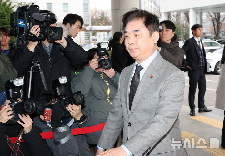 [서울=뉴시스] 황준선 기자 = 국회 패스트트랙(신속처리 안건) 충돌 사건으로 재판에 넘겨진 김병욱 대통령실 정무비서관이 19일 오후 서울 양천구 서울남부지방법원에서 열린 선고 기일에 출석하고 있다.&nbsp; 여야는 지난 2019년 4월 고위공직자범죄수사처 신설 법안과 연동형 비례대표제 도입 법안 등에 대한 패스트트랙(신속처리 안건) 지정 여부를 두고 물리적으로 충돌했고, 여야 의원들은 국회 의사 진행을 방해한 혐의로 기소됐다. 2025.12.19. hwang@newsis.com