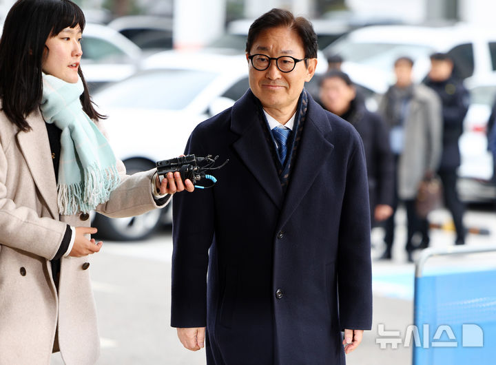 [서울=뉴시스] 황준선 기자 = 국회 패스트트랙(신속처리 안건) 충돌 사건으로 재판에 넘겨진 박범계 더불어민주당 의원이 19일 오후 서울 양천구 서울남부지방법원에서 열린 선고 기일에 출석하고 있다.&nbsp; 여야는 지난 2019년 4월 고위공직자범죄수사처 신설 법안과 연동형 비례대표제 도입 법안 등에 대한 패스트트랙(신속처리 안건) 지정 여부를 두고 물리적으로 충돌했고, 여야 의원들은 국회 의사 진행을 방해한 혐의로 기소됐다. 2025.12.19. hwang@newsis.com