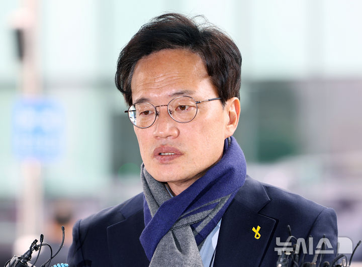 [서울=뉴시스] 황준선 기자 = 국회 패스트트랙(신속처리 안건) 충돌 사건으로 재판에 넘겨진 박주민 더불어민주당 의원이 19일 오후 서울 양천구 서울남부지방법원에서 열린 선고 기일에 출석하며 입장을 밝히고 있다.&nbsp; 여야는 지난 2019년 4월 고위공직자범죄수사처 신설 법안과 연동형 비례대표제 도입 법안 등에 대한 패스트트랙(신속처리 안건) 지정 여부를 두고 물리적으로 충돌했고, 여야 의원들은 국회 의사 진행을 방해한 혐의로 기소됐다. 2025.12.19. hwang@newsis.com