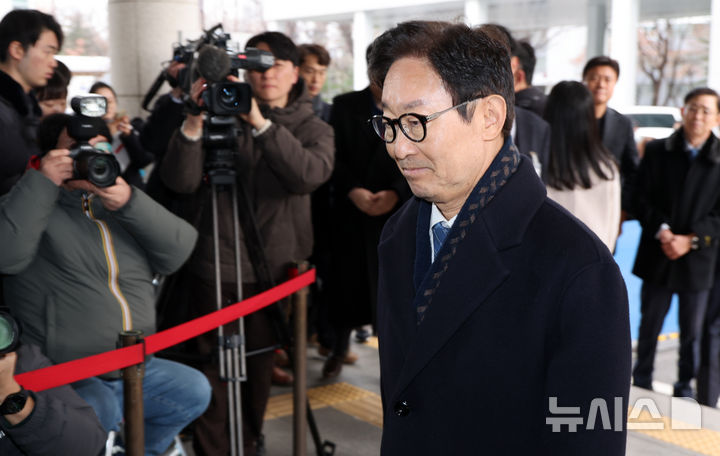 [서울=뉴시스] 황준선 기자 = 국회 패스트트랙(신속처리 안건) 충돌 사건으로 재판에 넘겨진 박범계 더불어민주당 의원이 19일 오후 서울 양천구 서울남부지방법원에서 열린 선고 기일에 출석하고 있다. 여야는 지난 2019년 4월 고위공직자범죄수사처 신설 법안과 연동형 비례대표제 도입 법안 등에 대한 패스트트랙(신속처리 안건) 지정 여부를 두고 물리적으로 충돌했고, 여야 의원들은 국회 의사 진행을 방해한 혐의로 기소됐다. 2025.12.19. hwang@newsis.com