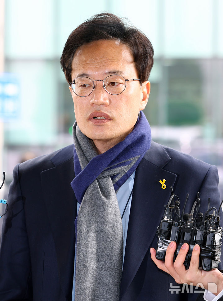 [서울=뉴시스] 황준선 기자 = 국회 패스트트랙(신속처리 안건) 충돌 사건으로 재판에 넘겨진 박주민 더불어민주당 의원이 19일 오후 서울 양천구 서울남부지방법원에서 열린 선고 기일에 출석하며 입장을 밝히고 있다. 여야는 지난 2019년 4월 고위공직자범죄수사처 신설 법안과 연동형 비례대표제 도입 법안 등에 대한 패스트트랙(신속처리 안건) 지정 여부를 두고 물리적으로 충돌했고, 여야 의원들은 국회 의사 진행을 방해한 혐의로 기소됐다. 2025.12.19. hwang@newsis.com