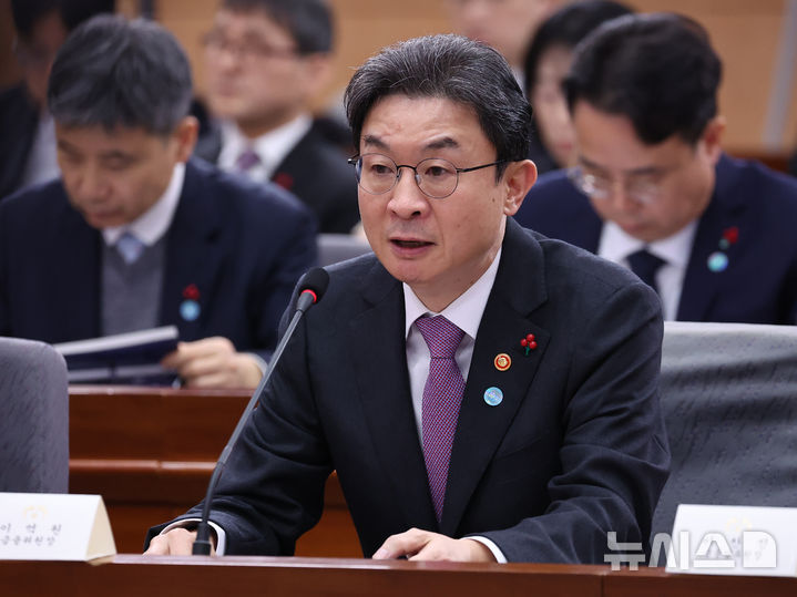 [서울=뉴시스] 고범준 기자 = 이억원 금융위원장이 19일 서울 종로구 정부서울청사 별관에서 열린 금융위원회·공정거래위원회 업무보고에서 발언하고 있다. (대통령실통신사진기자단) 2025.12.19. bjko@newsis.com