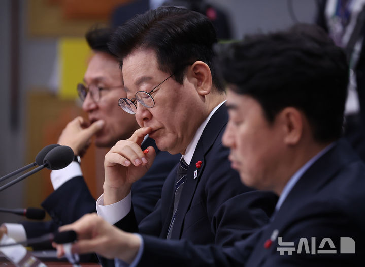 [서울=뉴시스] 고범준 기자 = 이재명 대통령이 19일 서울 종로구 정부서울청사 별관에서 열린 금융위원회·공정거래위원회 업무보고에서 자료를 살펴보고 있다. (대통령실통신사진기자단) 2025.12.19. bjko@newsis.com