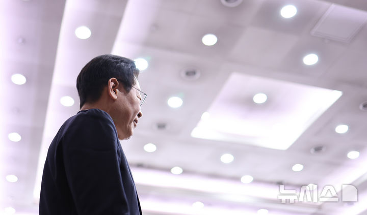 [서울=뉴시스] 고범준 기자 = 이재명 대통령이 19일 서울 종로구 정부서울청사 별관에서 열린 금융위원회·공정거래위원회 업무보고에 입장하고 있다. (대통령실통신사진기자단) 2025.12.19. bjko@newsis.com