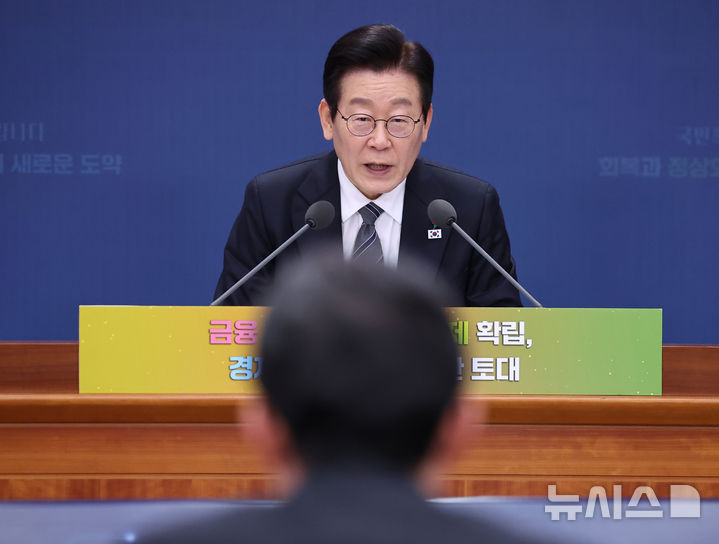 [서울=뉴시스] 고범준 기자 = 이재명 대통령이 19일 서울 종로구 정부서울청사 별관에서 열린 금융위원회·공정거래위원회 업무보고에서 이억원 금융위원장에게 질문하고 있다. (대통령실통신사진기자단) 2025.12.19. bjko@newsis.com