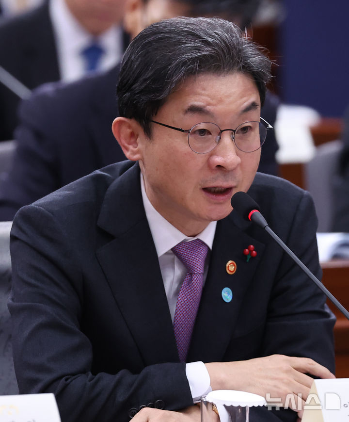 [서울=뉴시스] 고범준 기자 = 이억원 금융위원장이 19일 서울 종로구 정부서울청사 별관에서 열린 금융위원회·공정거래위원회 업무보고에서 답변하고 있다. (대통령실통신사진기자단) 2025.12.19. bjko@newsis.com