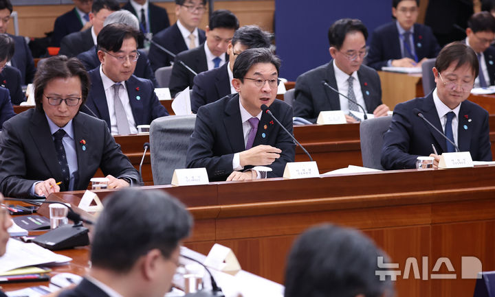 [서울=뉴시스] 고범준 기자 = 이억원 금융위원장이 19일 서울 종로구 정부서울청사 별관에서 열린 금융위원회·공정거래위원회 업무보고에서 답변하고 있다. (대통령실통신사진기자단) 2025.12.19. bjko@newsis.com