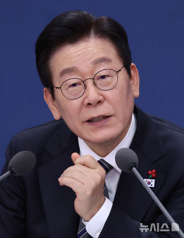 [서울=뉴시스] 고범준 기자 = 이재명 대통령이 19일 서울 종로구 정부서울청사 별관에서 열린 금융위원회·공정거래위원회 업무보고에서 이억원 금융위원장에게 질문하고 있다. (대통령실통신사진기자단) 2025.12.19. bjko@newsis.com