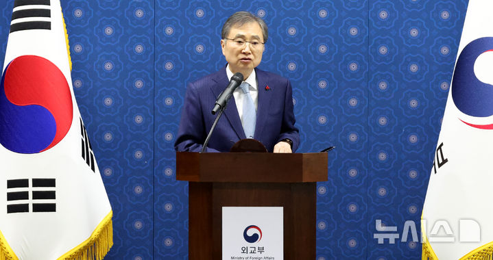 [서울=뉴시스] 추상철 기자 = 조현 외교부 장관이 19일 오후 서울 종로구 외교부청사에서 업무보고 사후 브리핑을 하고 있다. 2025.12.19. scchoo@newsis.com