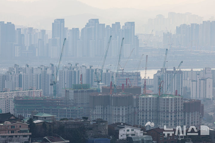 [서울=뉴시스] 권창회 기자 = 19일 서울 용산구 남산에서 바라본 아파트단지 모습. 2025.12.19. kch0523@newsis.com