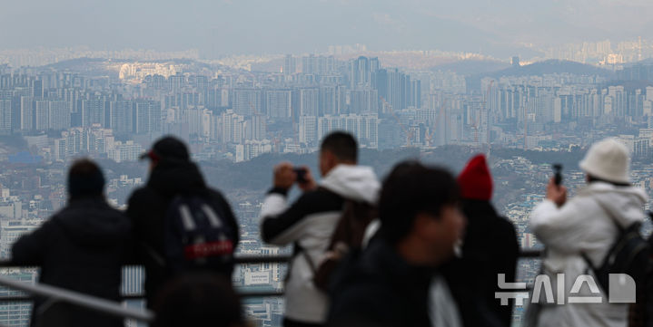 [서울=뉴시스] 권창회 기자 = 19일 서울 용산구 남산에서 바라본 아파트단지 모습. 2025.12.19. kch0523@newsis.com