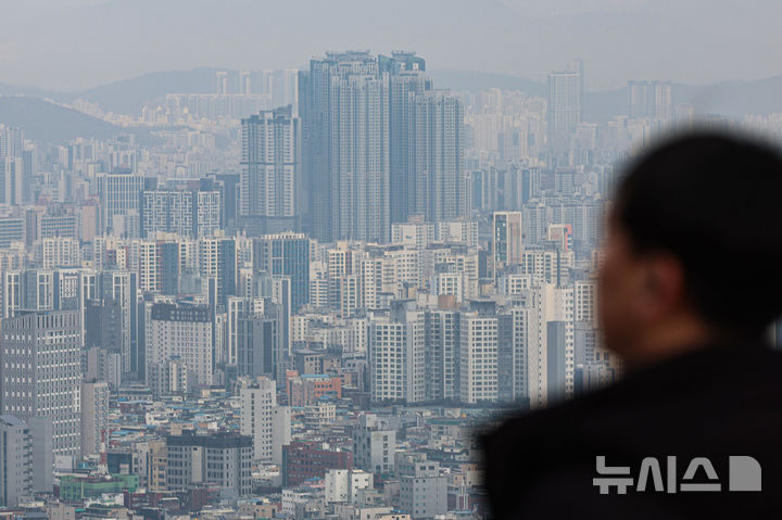 [서울=뉴시스] 권창회 기자 = 19일 서울 용산구 남산에서 바라본 아파트단지 모습. 2025.12.19. kch0523@newsis.com