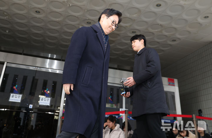 [서울=뉴시스] 황준선 기자 = 국회 패스트트랙(신속처리안건) 충돌 사건으로 재판에 넘겨진 박범계 더불어민주당 의원이 19일 오후 서울 양천구 서울남부지방법원에서 열린 선고 기일을 마친 뒤 법원을 나서고 있다. 지난 2019년 4월 고위공직자범죄수사처 신설 법안과 연동형 비례대표제 도입 법안 등에 대한 패스트트랙(신속처리 안건) 지정 여부를 두고 물리적으로 충돌하며 국회 의사 진행을 방해한 혐의로 기소된 박 의원에 대해 법원은 이날 벌금 300만원의 선고를 유예했다. 2025.12.19. hwang@newsis.com