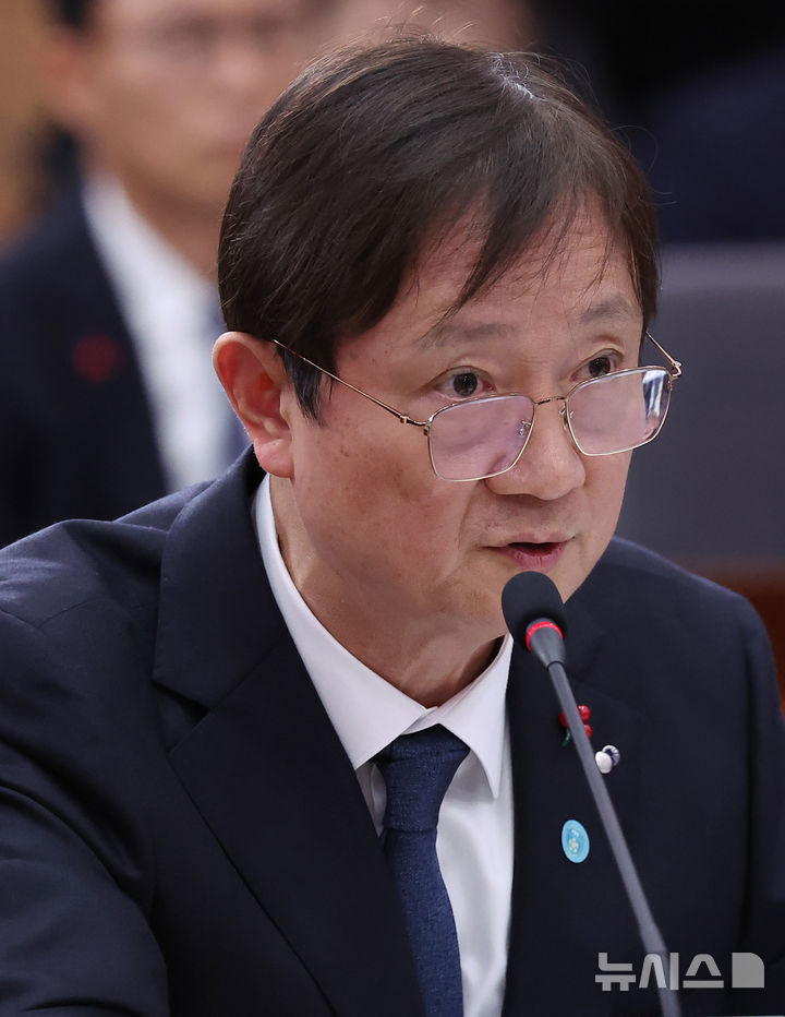 [서울=뉴시스] 고범준 기자 = 이찬진 금융감독원장이 19일 서울 종로구 정부서울청사 별관에서 열린 금융위원회·공정거래위원회 업무보고에서 발언하고 있다. (대통령실통신사진기자단) 2025.12.19. bjko@newsis.com