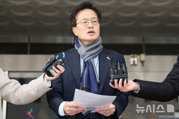 [서울=뉴시스] 황준선 기자 = 국회 패스트트랙(신속처리안건) 충돌 사건으로 재판에 넘겨진 박주민 더불어민주당 의원이 19일 오후 서울 양천구 서울남부지방법원에서 열린 선고 기일을 마친 뒤 법원을 나서며 입장을 밝히고 있다. 지난 2019년 4월 고위공직자범죄수사처 신설 법안과 연동형 비례대표제 도입 법안 등에 대한 패스트트랙(신속처리 안건) 지정 여부를 두고 물리적으로 충돌하며 국회 의사 진행을 방해한 혐의로 기소된 박 의원에 대해 법원은 이날 벌금 300만원의 선고를 유예했다. 2025.12.19. hwang@newsis.com