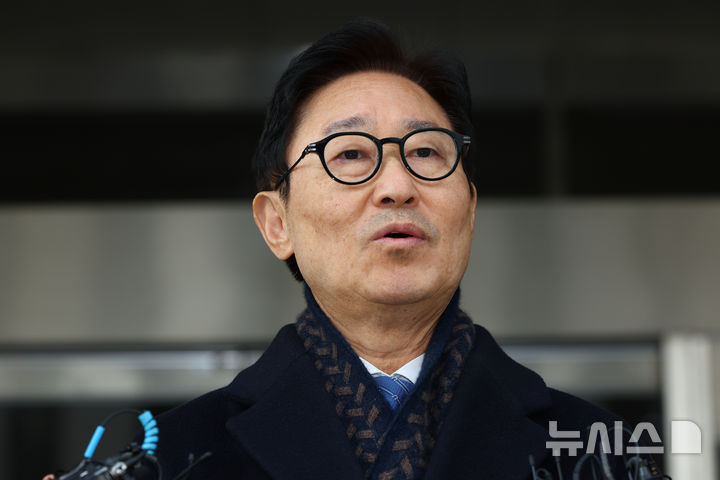 [서울=뉴시스] 황준선 기자 = 국회 패스트트랙(신속처리안건) 충돌 사건으로 재판에 넘겨진 박범계 더불어민주당 의원이 19일 오후 서울 양천구 서울남부지방법원에서 열린 선고 기일을 마친 뒤 법원을 나서며 입장을 밝히고 있다. 지난 2019년 4월 고위공직자범죄수사처 신설 법안과 연동형 비례대표제 도입 법안 등에 대한 패스트트랙(신속처리 안건) 지정 여부를 두고 물리적으로 충돌하며 국회 의사 진행을 방해한 혐의로 기소된 박 의원에 대해 법원은 이날 벌금 300만원의 선고를 유예했다. 2025.12.19. hwang@newsis.com