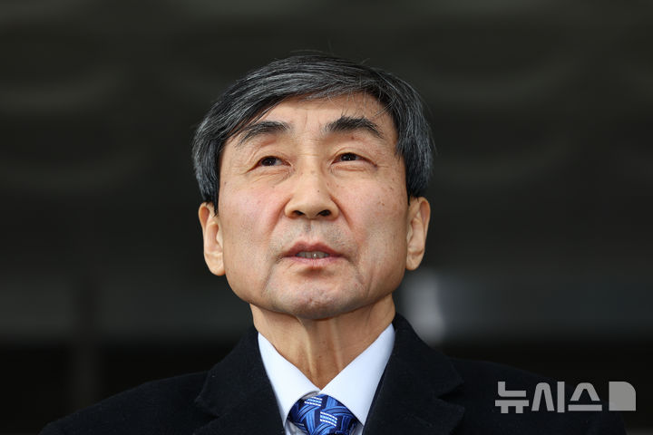 [서울=뉴시스] 황준선 기자 = 국회 패스트트랙(신속처리안건) 충돌 사건으로 재판에 넘겨진 박주민 더불어민주당 의원이 19일 오후 서울 양천구 서울남부지방법원에서 열린 선고 기일을 마친 뒤 법원을 나서며 입장을 밝히고 있다. 지난 2019년 4월 고위공직자범죄수사처 신설 법안과 연동형 비례대표제 도입 법안 등에 대한 패스트트랙(신속처리 안건) 지정 여부를 두고 물리적으로 충돌하며 국회 의사 진행을 방해한 혐의로 기소된 이 전 의원에 대해 법원은 이날 벌금 500만원을 선고했다. 2025.12.19. hwang@newsis.com